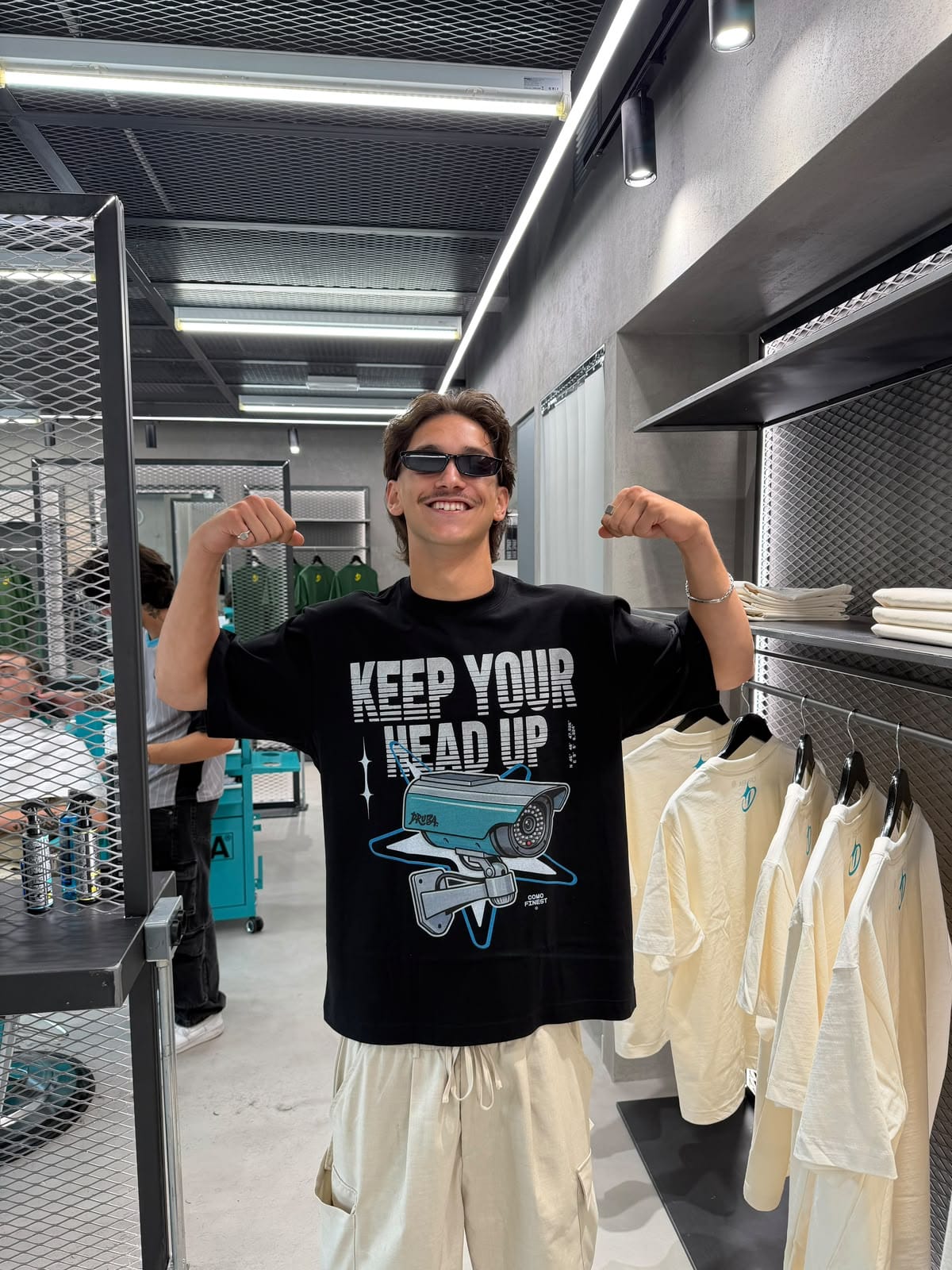 KEEP YOUR HEAD UP — foto 1